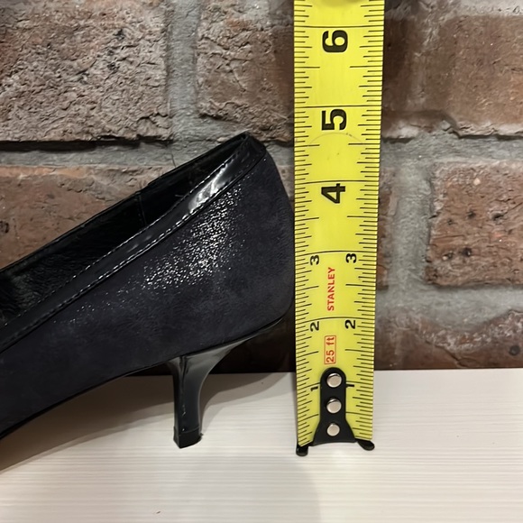 Donald J Pliner Navy heels - Picture 7 of 11